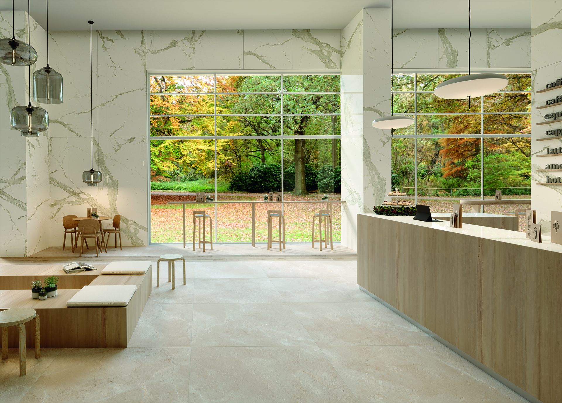 Helle Bodenfliesen und Wandfliesen in Marmoroptik in moderner Lounge mit Parkblick.