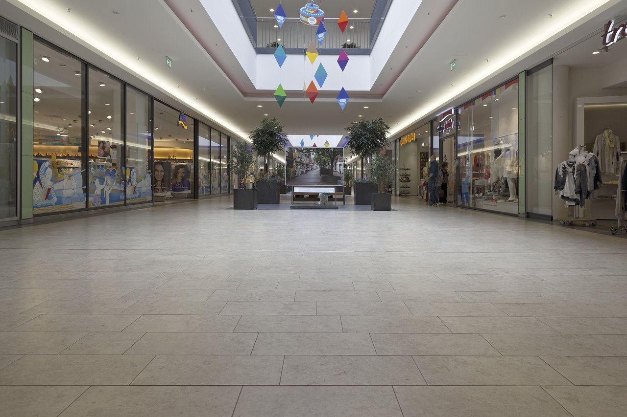 Light, large-format tiles in a shopping centre – ideal for modern interiors.