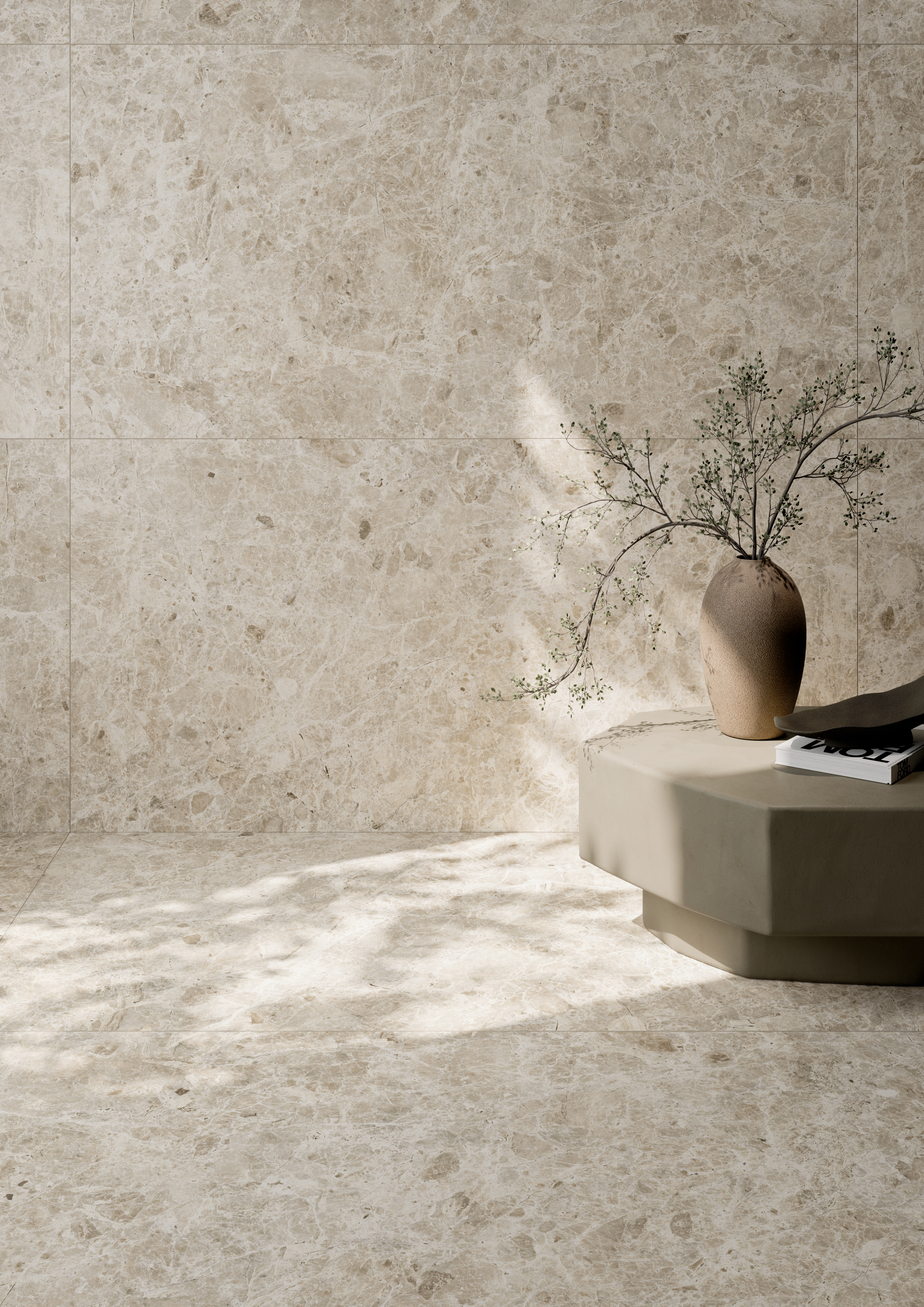 Elegante, helle Fliesen in Natursteinoptik an Boden und Wand.