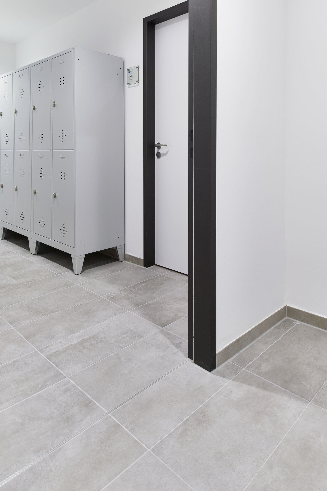 High-quality grey floor tiles with a concrete look for modern interiors.