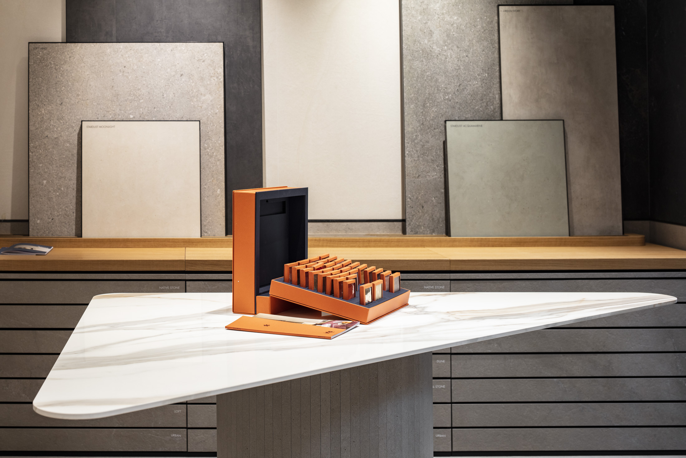 Exclusive Porcelaingres and Schöner Wohnen Tiles: Sample box and large-format samples.