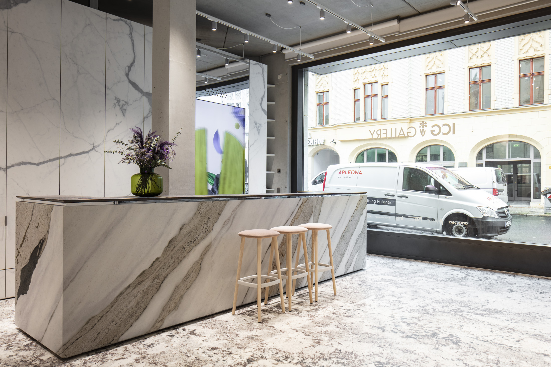 High-quality tile display: Counter and walls with an elegant marble look.
