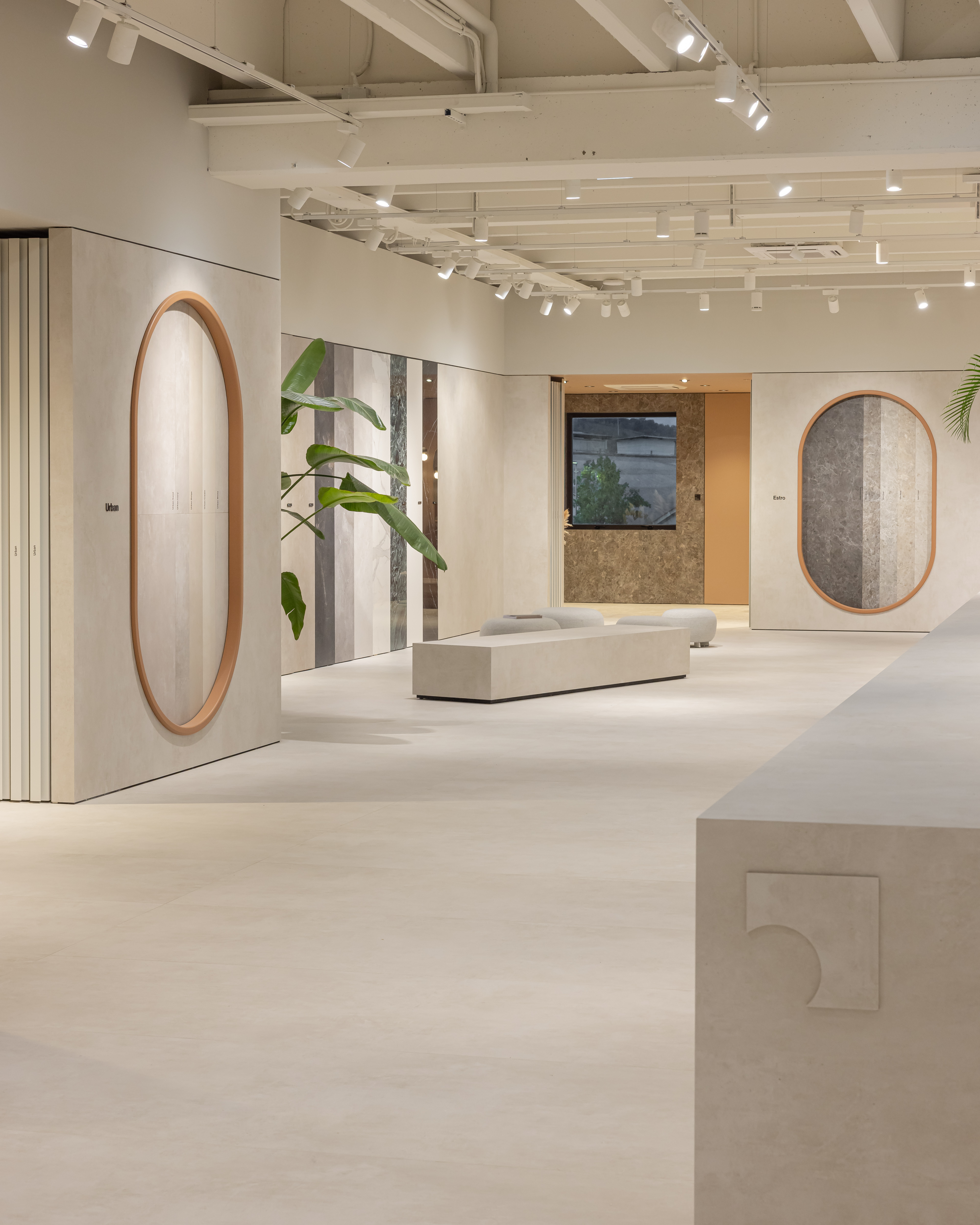 Bright, modern showroom with elegantly presented tile samples of the brands Porcelaingres and Schöner Wohnen.