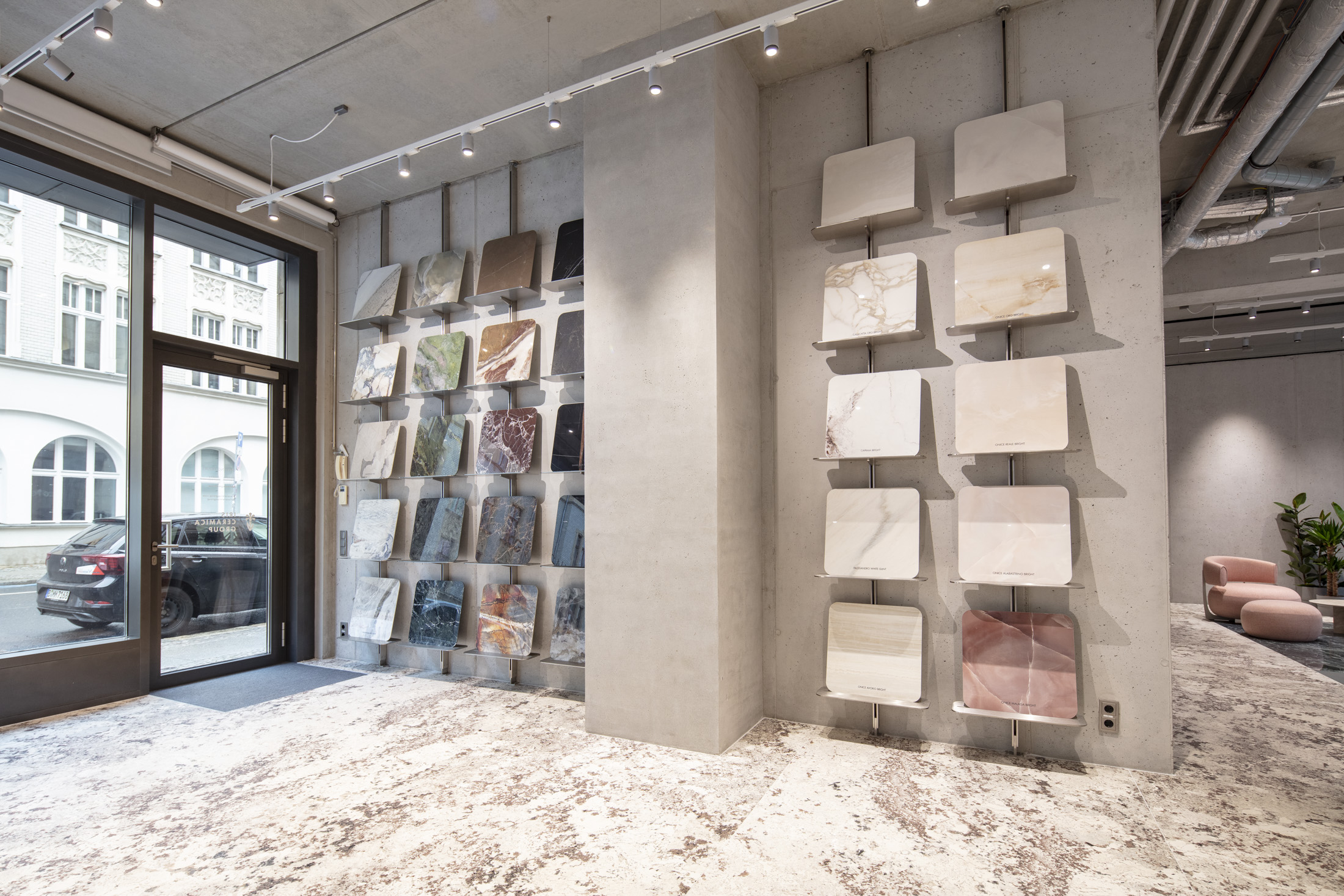 Diverse Porcelaingres and Schöner Wohnen sample tiles in a modern showroom.